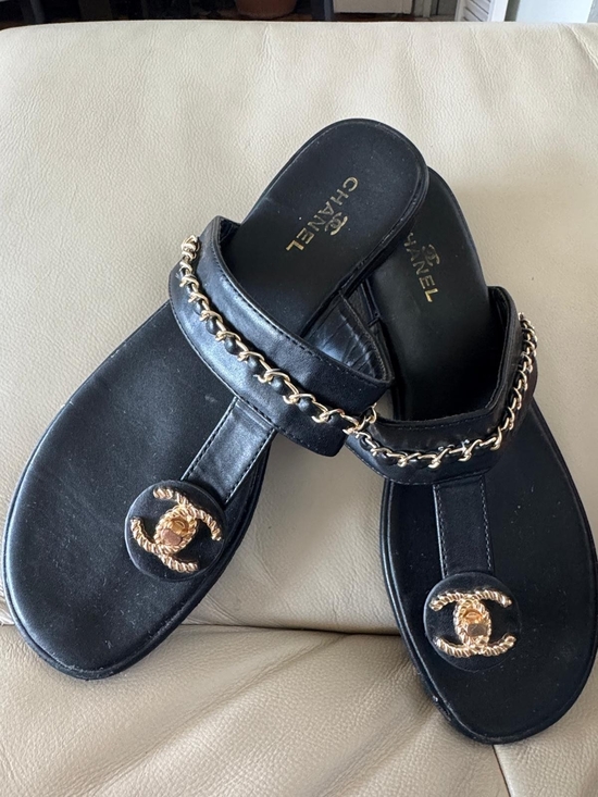Shoes - Black Leather Chain-Trim Toe-Post Sandals with Gold Medallion